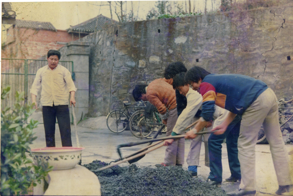 活动发起人王正文老师带领化学系教师为福利院打煤球 （摄于1989年）