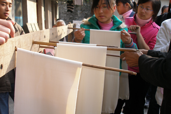 化学系学生帮助福利院压制挂面